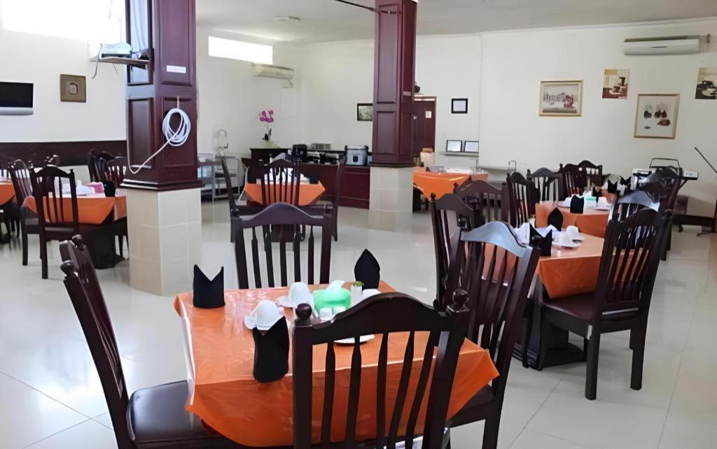 Hotel Dynasty Tarakan Buitenkant foto