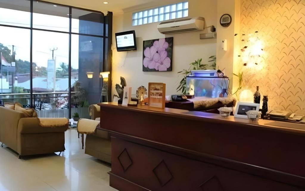 Hotel Dynasty Tarakan Buitenkant foto