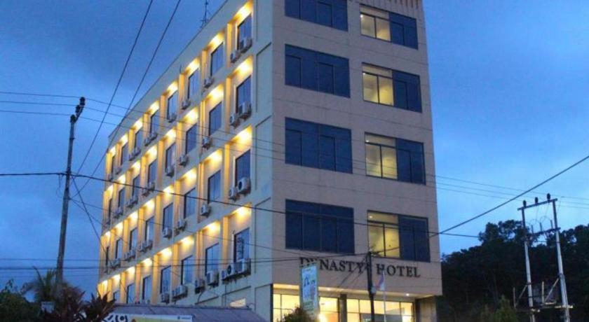 Hotel Dynasty Tarakan Buitenkant foto