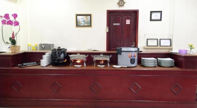 Hotel Dynasty Tarakan Buitenkant foto