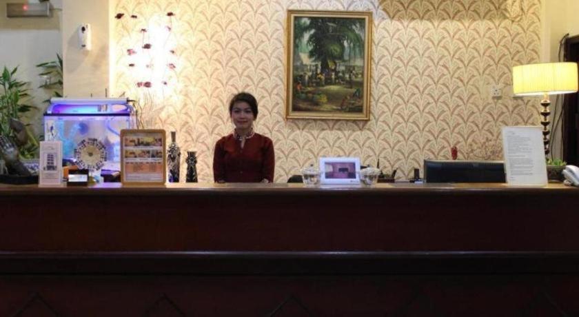 Hotel Dynasty Tarakan Buitenkant foto