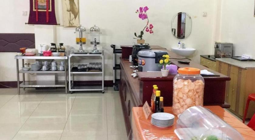 Hotel Dynasty Tarakan Buitenkant foto