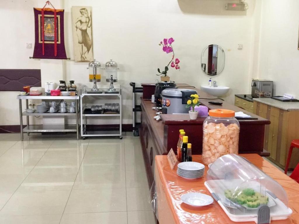 Hotel Dynasty Tarakan Buitenkant foto