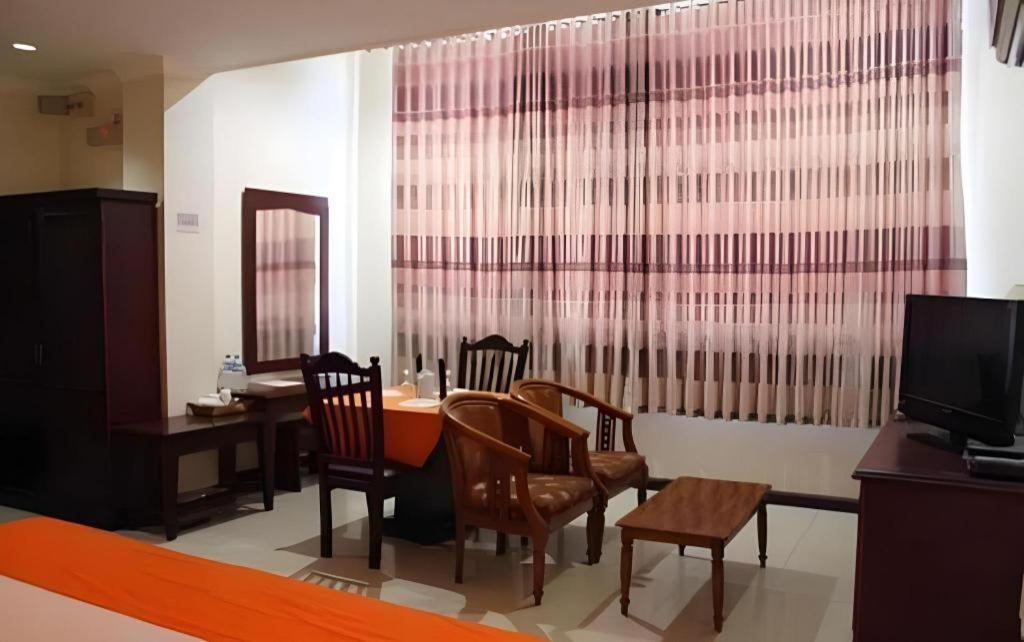 Hotel Dynasty Tarakan Buitenkant foto